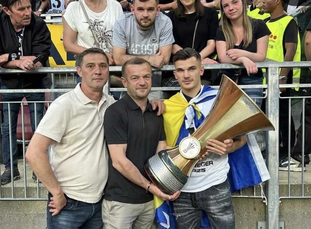 Jašić sa peharom i bh. zastavom