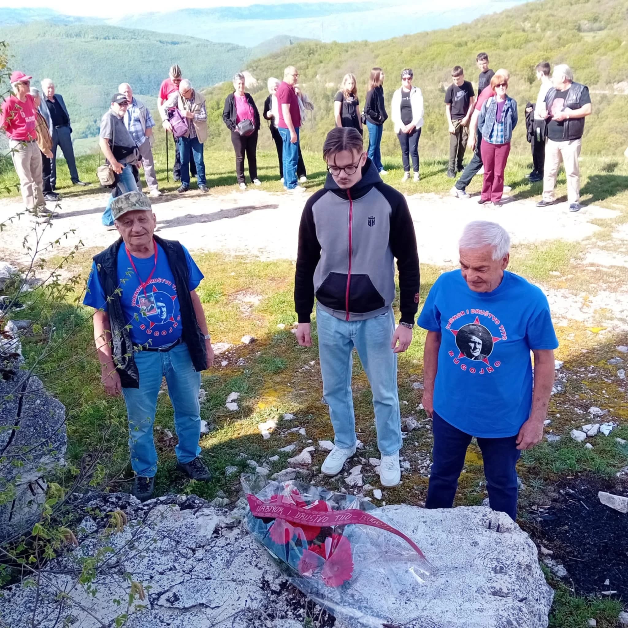 Položeno cvijeće na spomen-obilježju