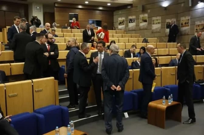 Zakoni na čekanju, nejedinstvo koalicije