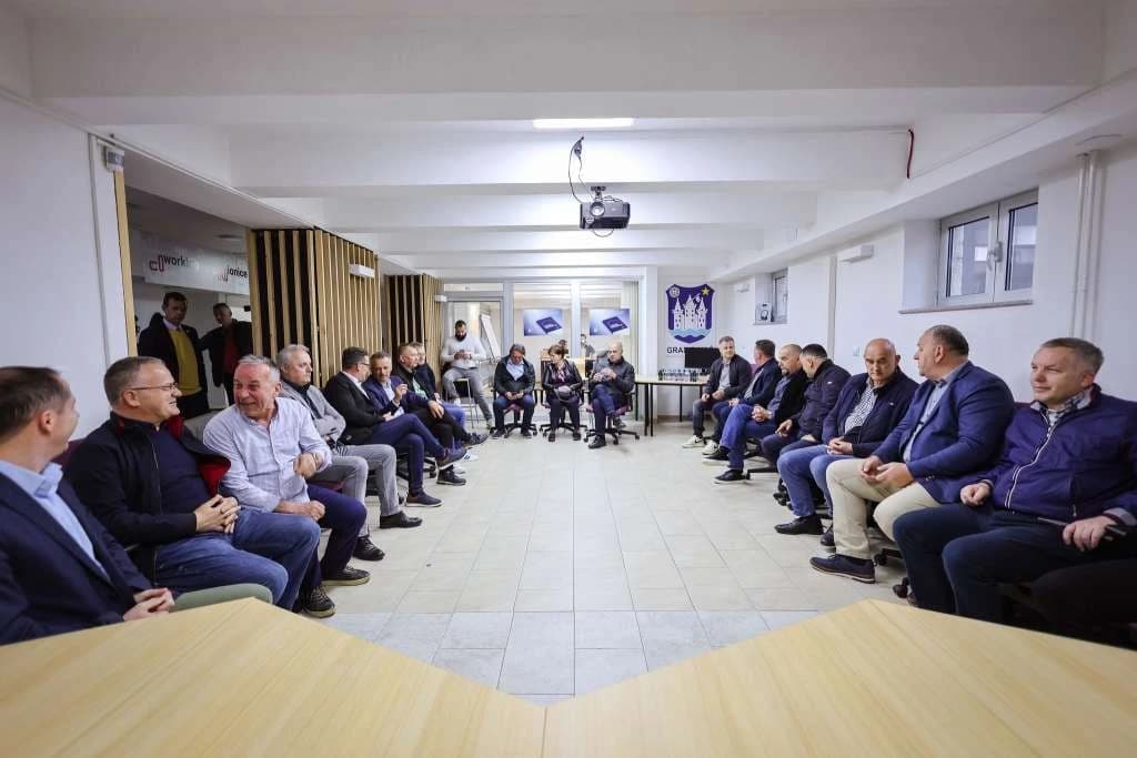 Na sastanku su otvorena brojna pitanja