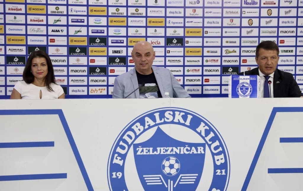 Ćurić (u sredini) je od jula 2022. godine na poziciji direktora Omladinske škole