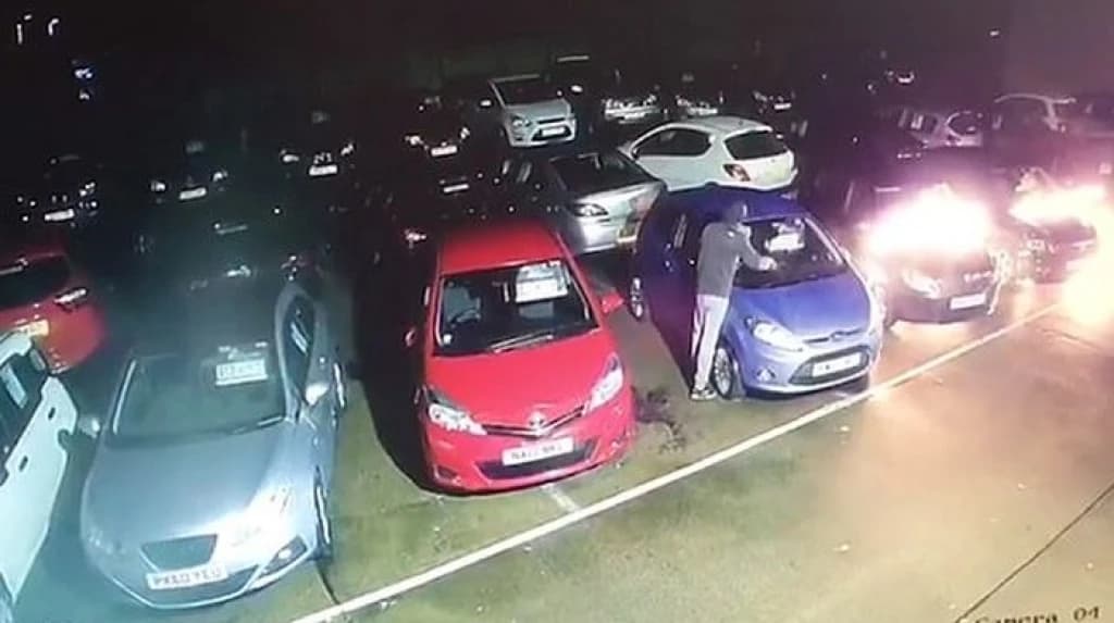 Piroman snimljen kako pali automobile