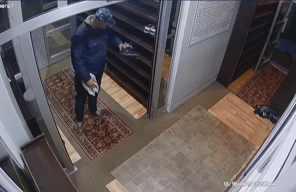 Iz džamije na Grbavici ukrao dva para patika
