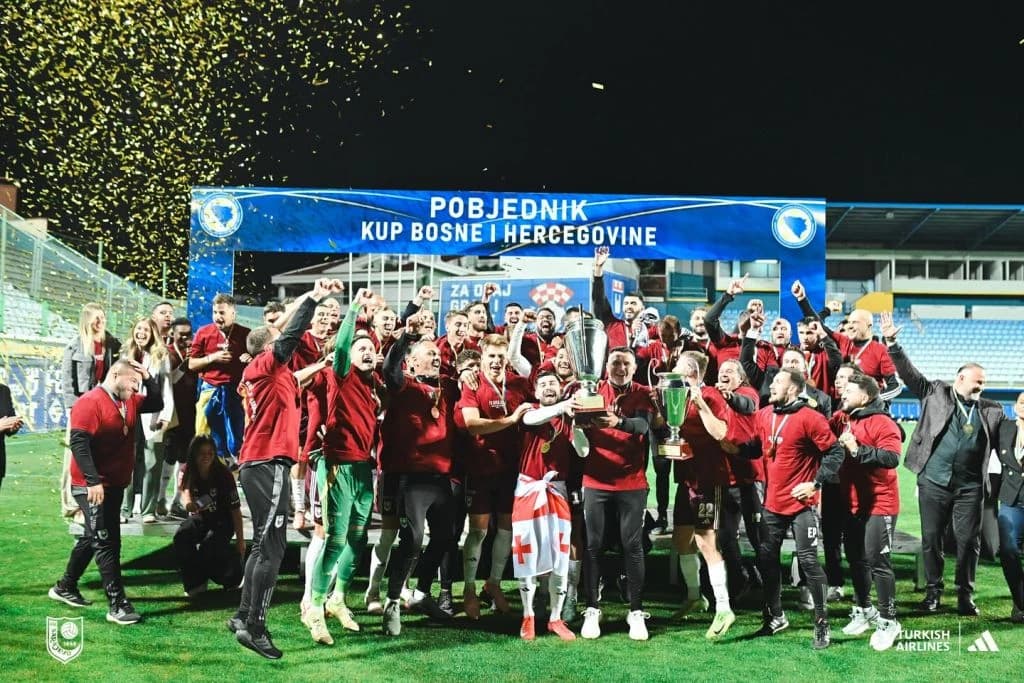 Mirvić (na kraju fotografije desno) slavi trofej