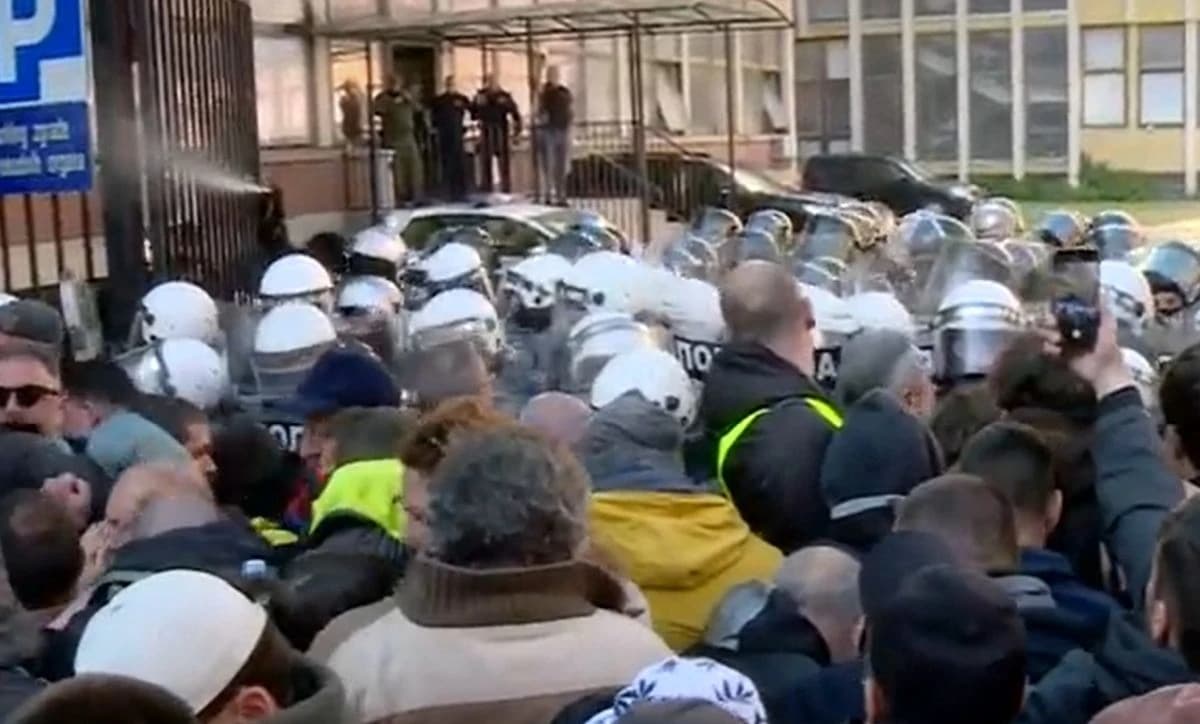 Blokada ulaza u sud u Novom Sadu