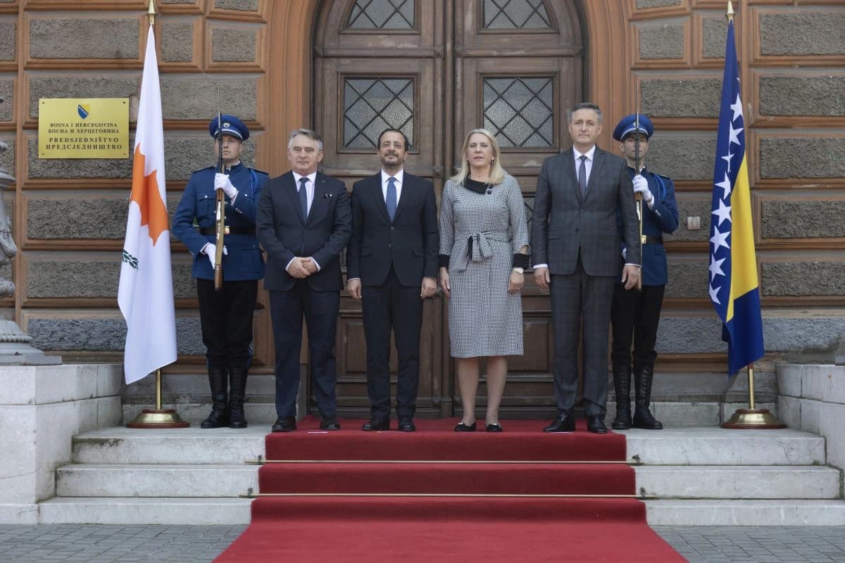 Doček ispred zgrade Predsjedništva BiH