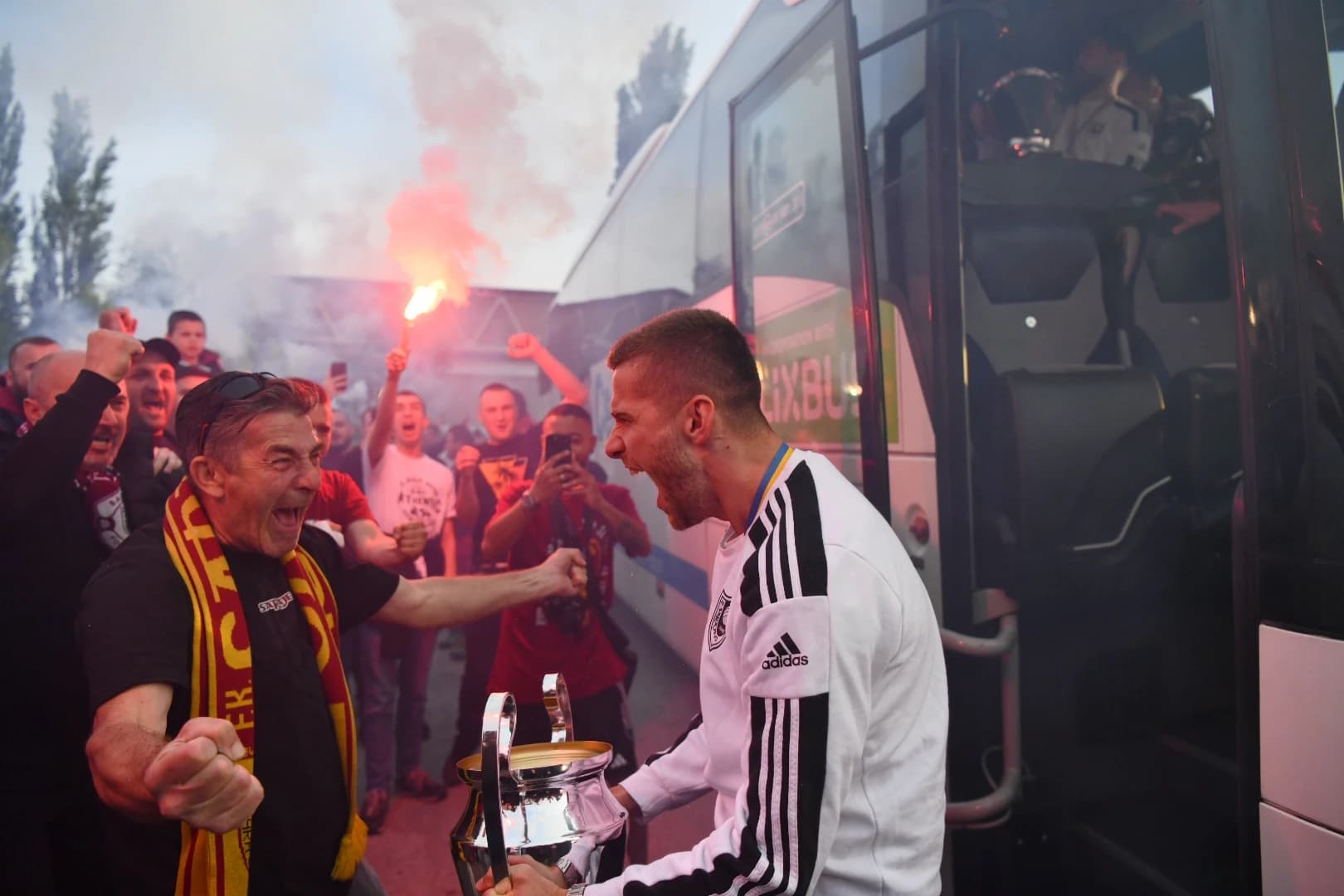 Beganović sa peharom izašao pred navijače