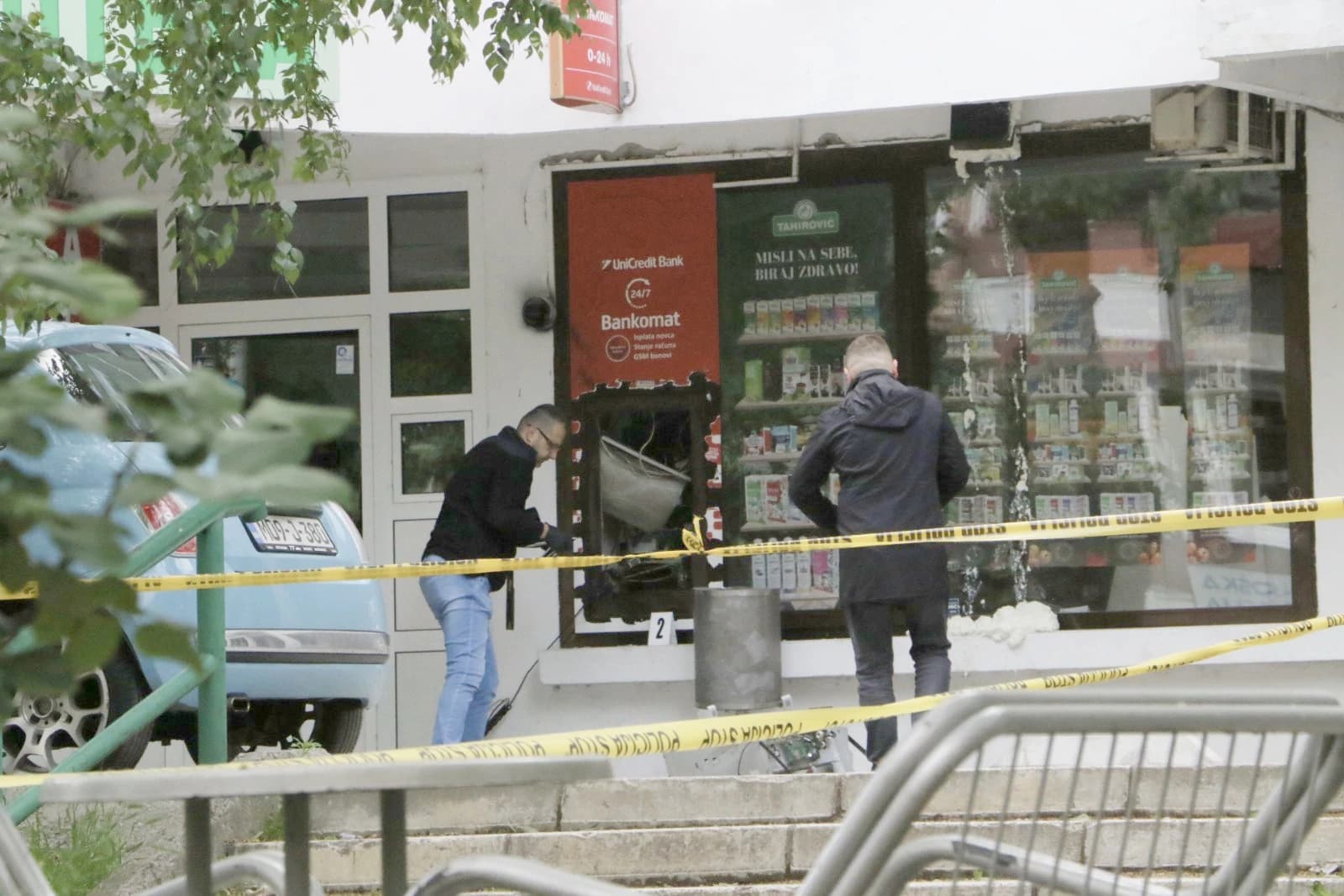Raznesen bankomat i razbijena stakla na objektima