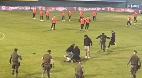 Policija hapsi huligane na Pecari