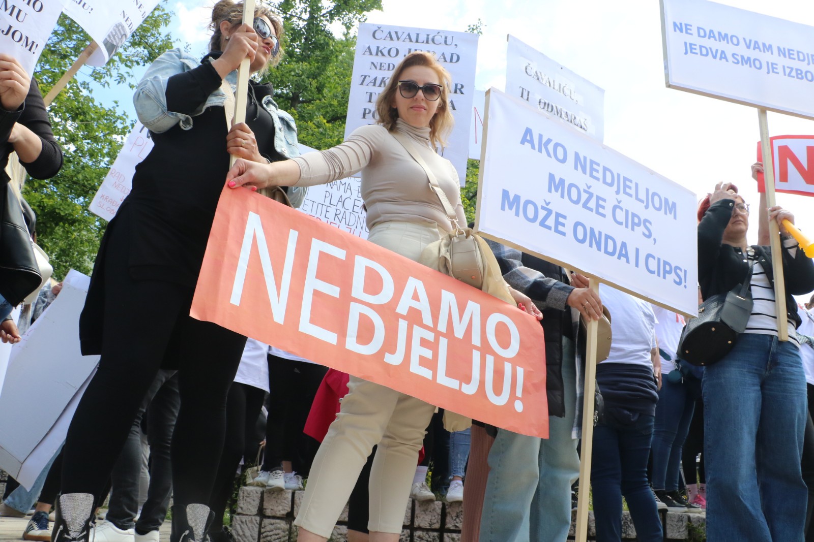 Protest upozorenja Sindikata radnika trgovine i uslužnih djelatnosti BiH zbog najave uvođenja radnih nedjelja - park ispred Doma sindikata