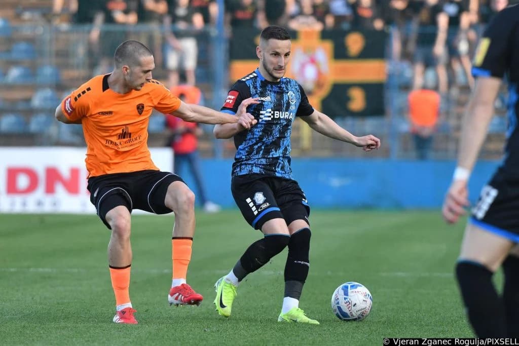 Alić (desno) u duelu protiv Šibenika