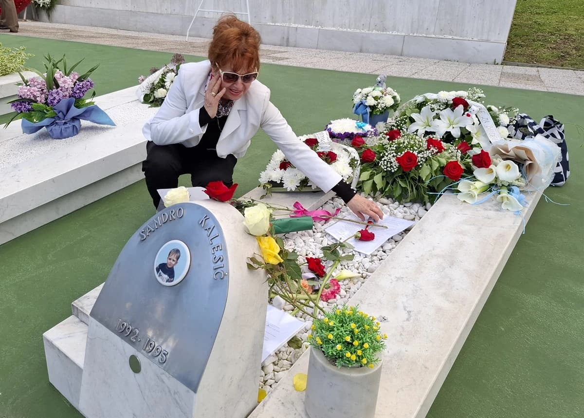 Nura Mekanić na grobu Sandra Kalesića