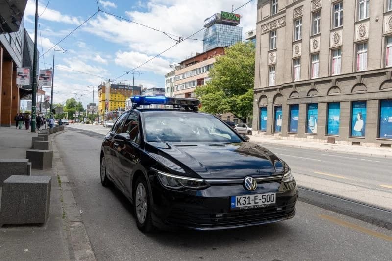 Opremljeni su uređajem za mjerenje brzine i detekciju registarskih tablica
