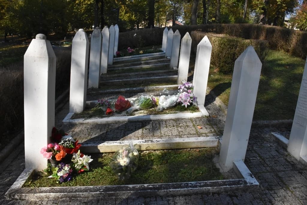 Mezari ubijenih policajaca u Velikom parku