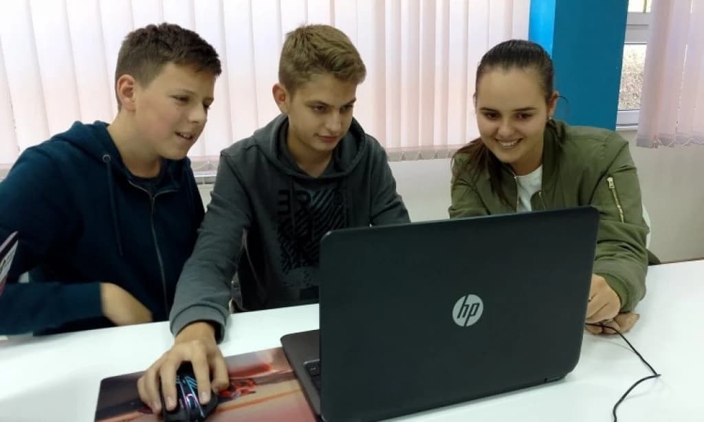 Mihajlo, Haris i Marica u Srebrenici uče o IT tehnologijama