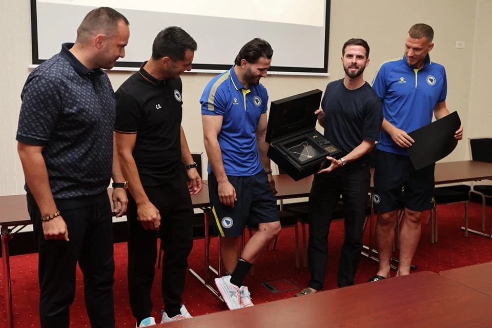 Pjanić dobio poklon od saigrača