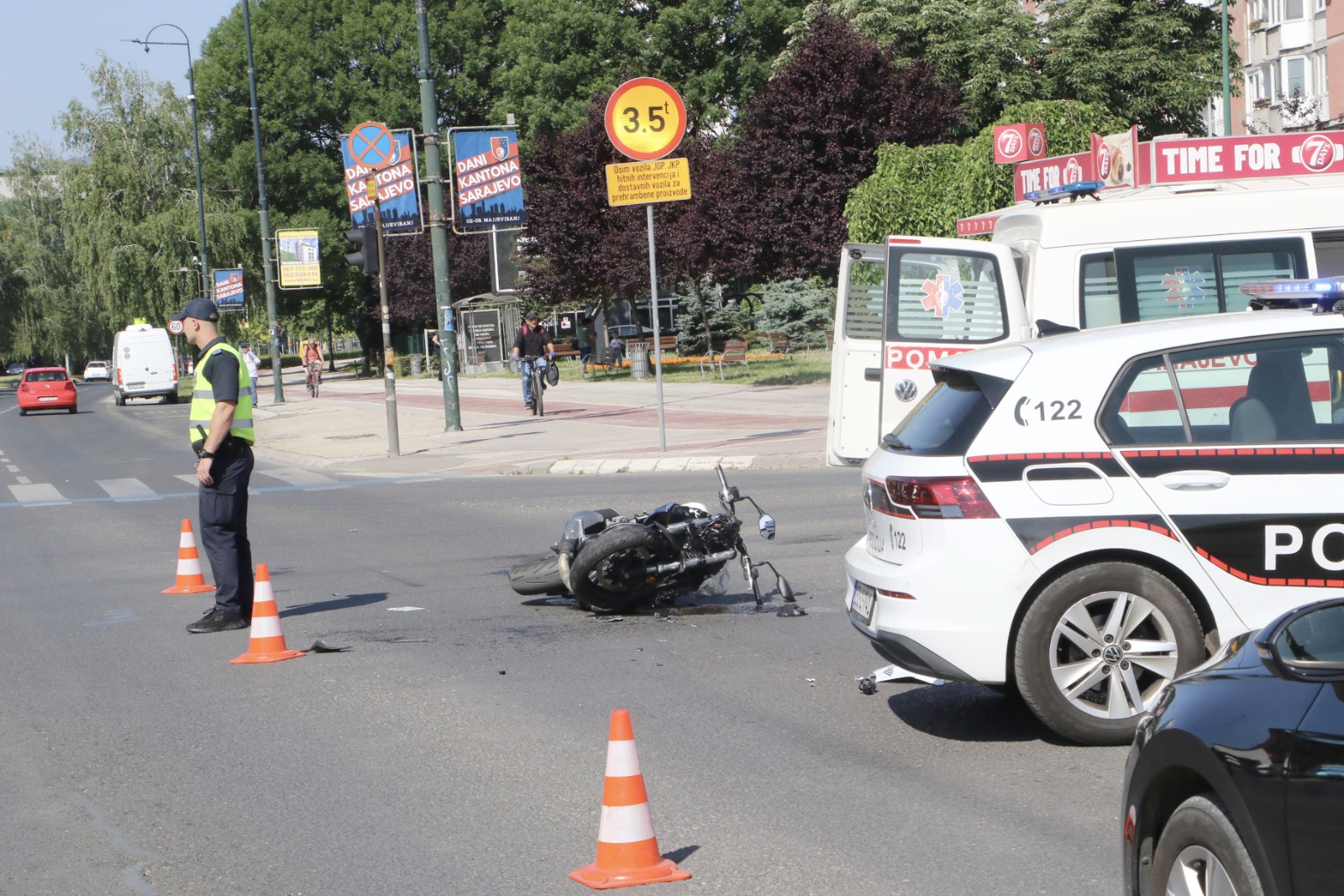 Pofalići saobraćajna  nesreča motorista i Hitna kola.