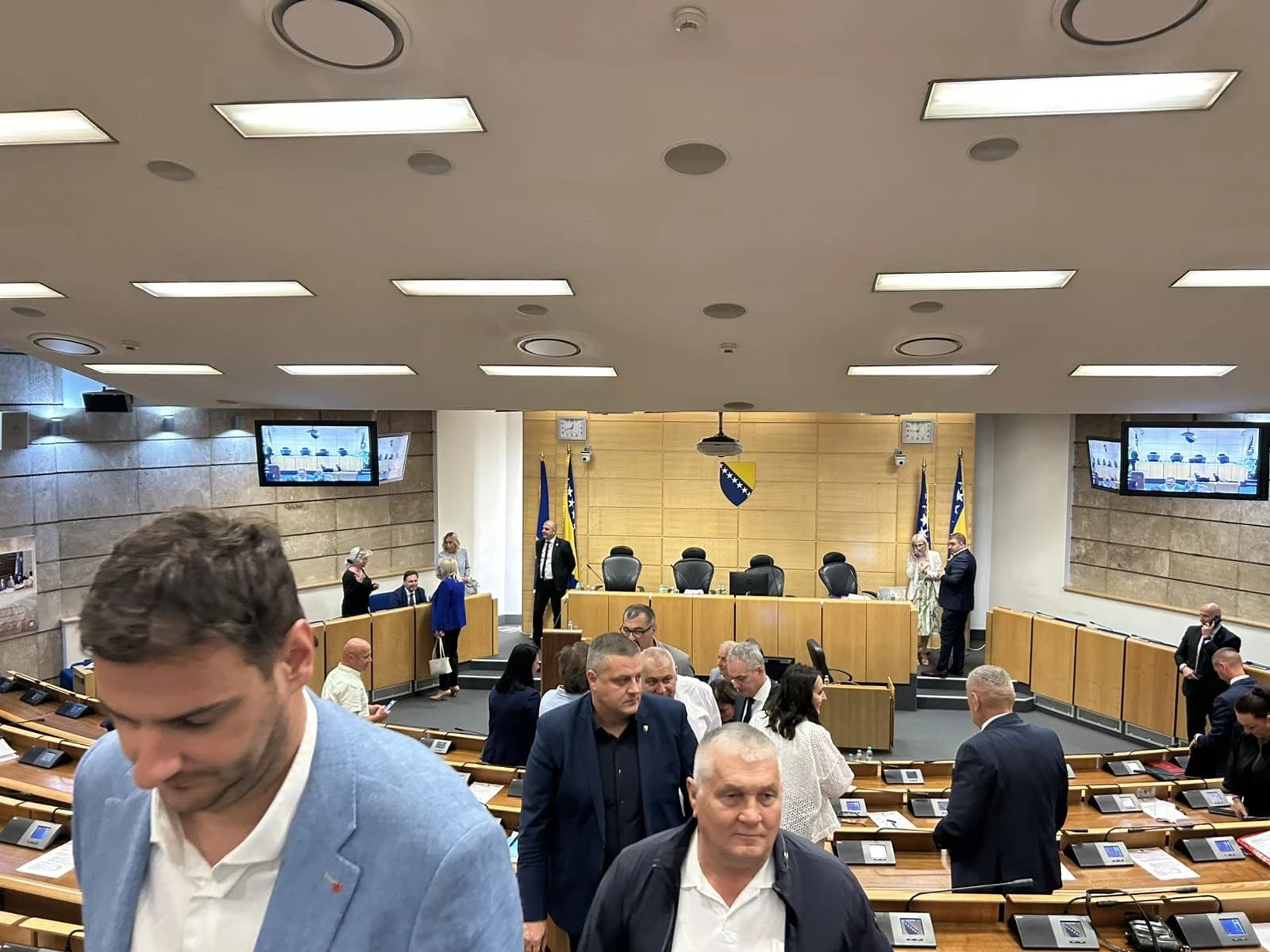 Evakuacija iz sale Parlamenta FBiH