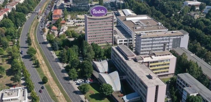 Glavni objekat bi se trebao nalaziti između zgrada Raiffaisen banke i PMF-a
