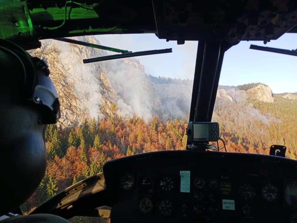 Pogoršalo se stanje sa požarom na Treskavici, zatražena pomoć helikoptera OSBiH
