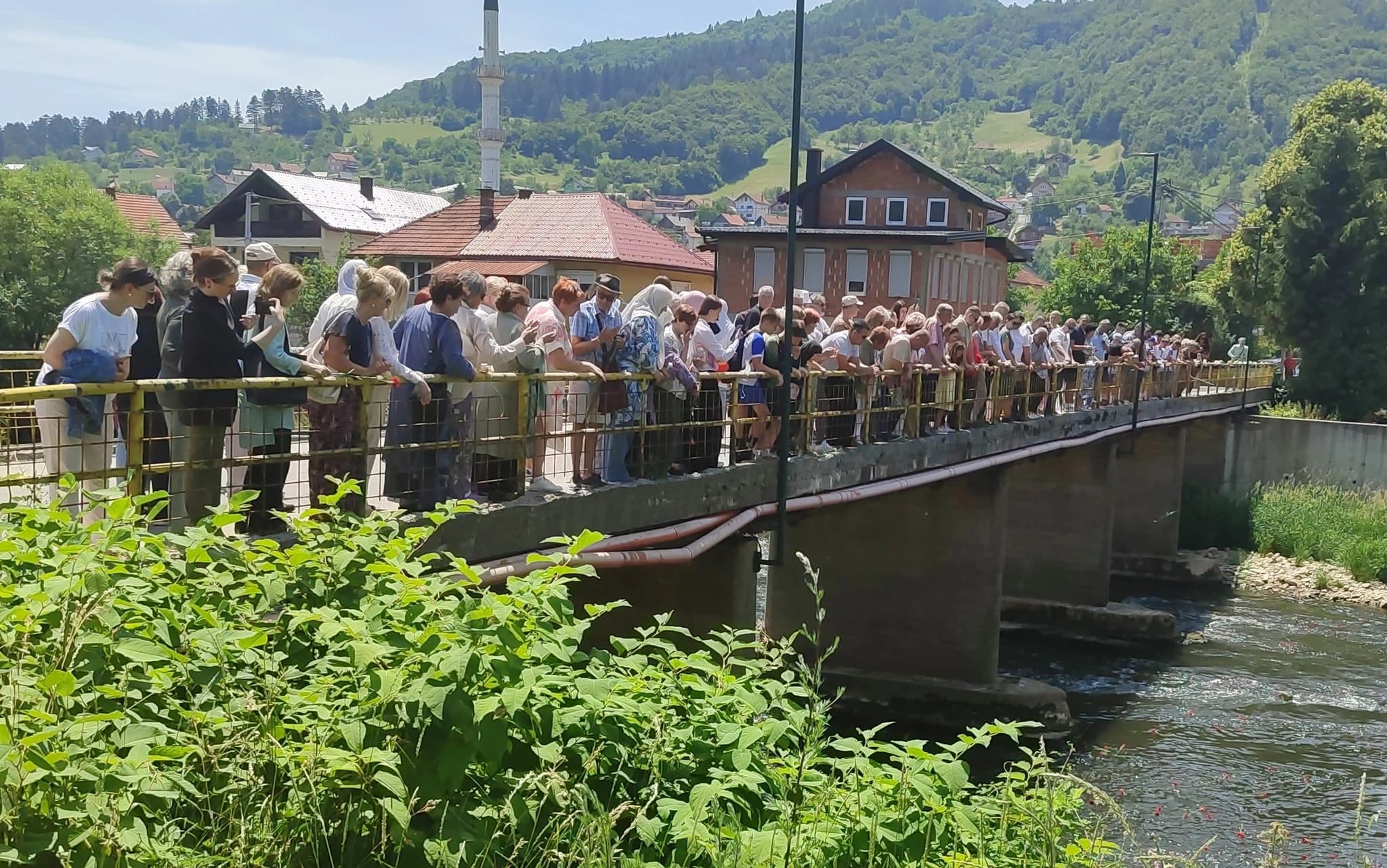 U rijeku Bosnu bačeni su cvjetovi