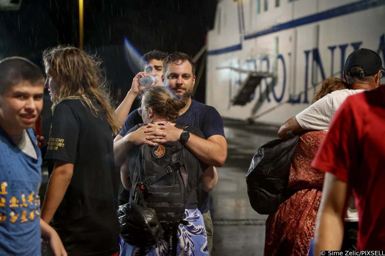 "Jadran" dovezao putnike sa potonulog katamarana u luku Gazenica