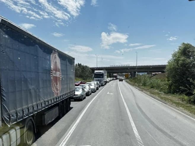Policija regulira saobraćaj
