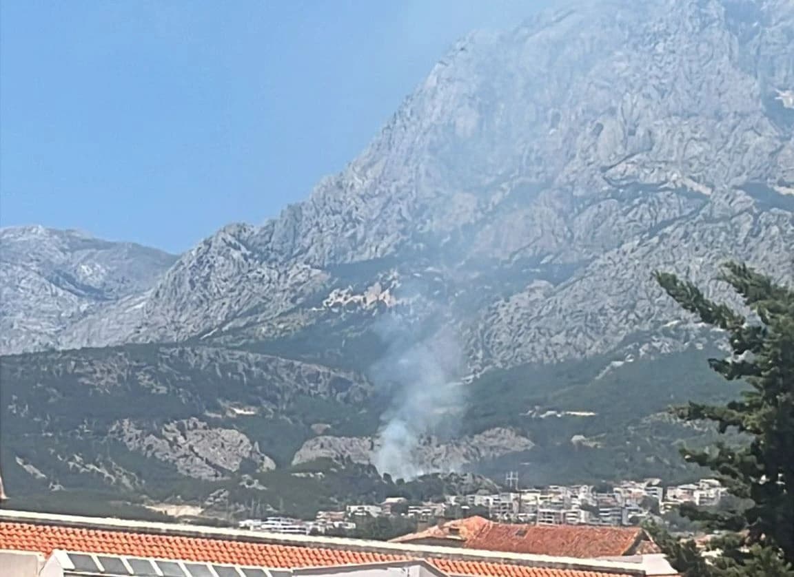 Požar u makaranskom naselju Veliko Brdo