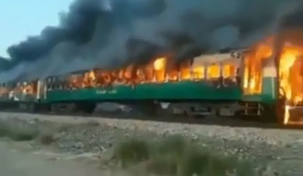 Jeziva nesreća: Zapalio se voz u Pakistanu, poginulo više od 60 ljudi