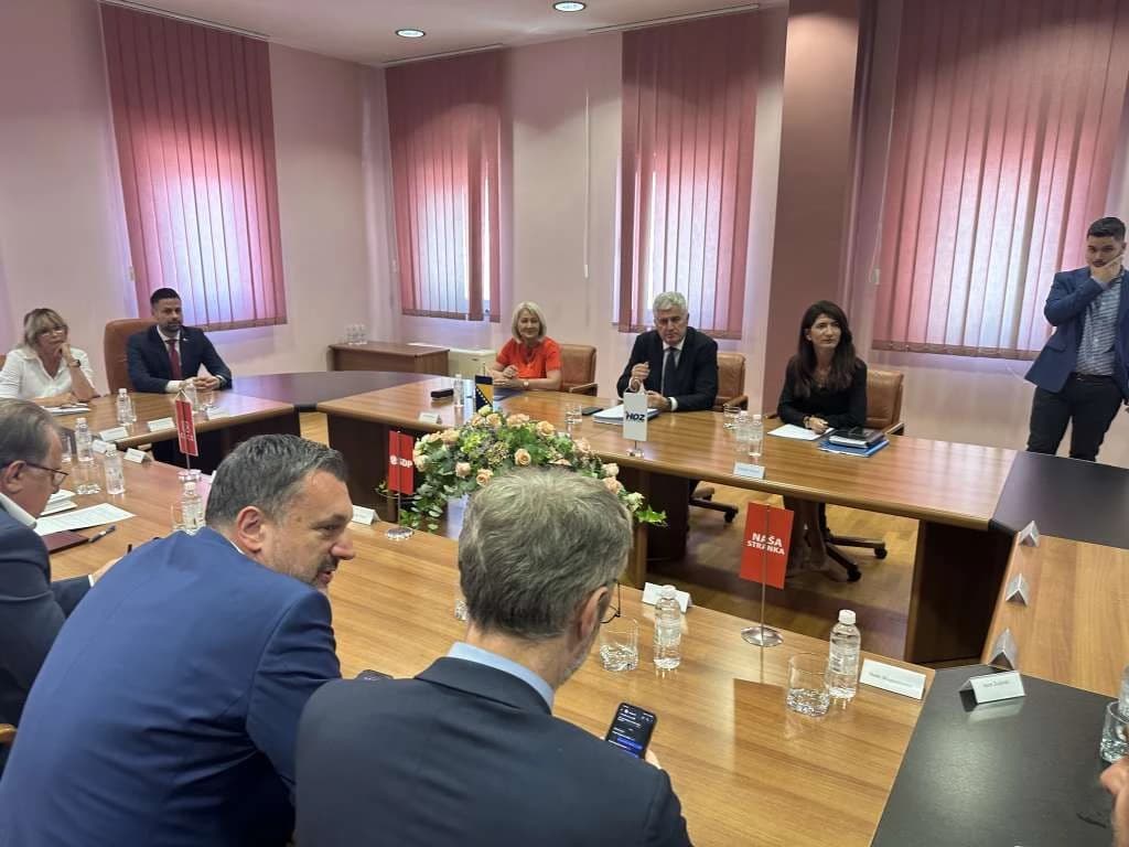 S jednog od sastanaka vladajućih stranaka