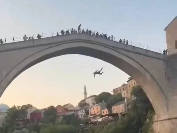 Trenutak kada je turista skočio u Neretvu