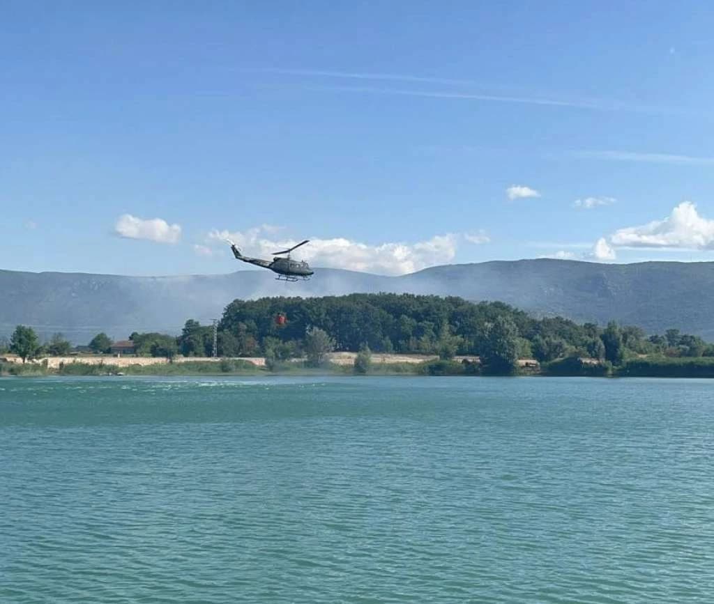 Helikopter OSBiH gasi požar