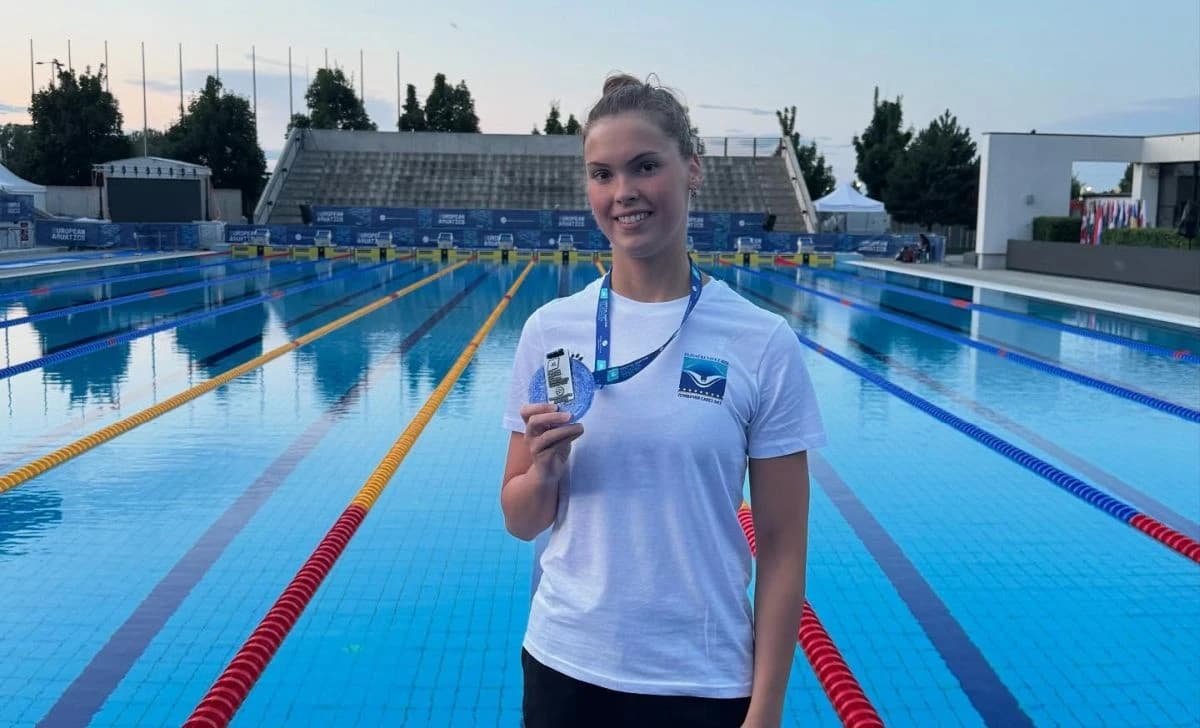 Lana Pudar ponosno pozira sa srebrom u Slovačkoj