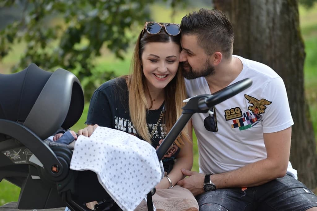 Amel Ćurić sa suprugom i sinom