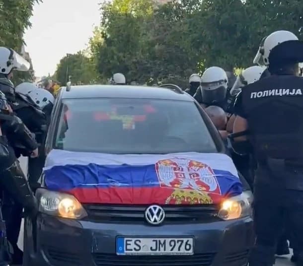 Policija razbila staklo i izvukla muškarca