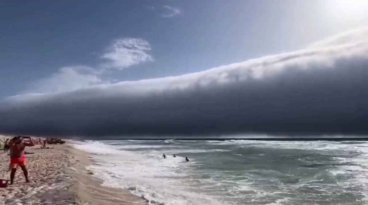 Oblak na plaži u Portugalu