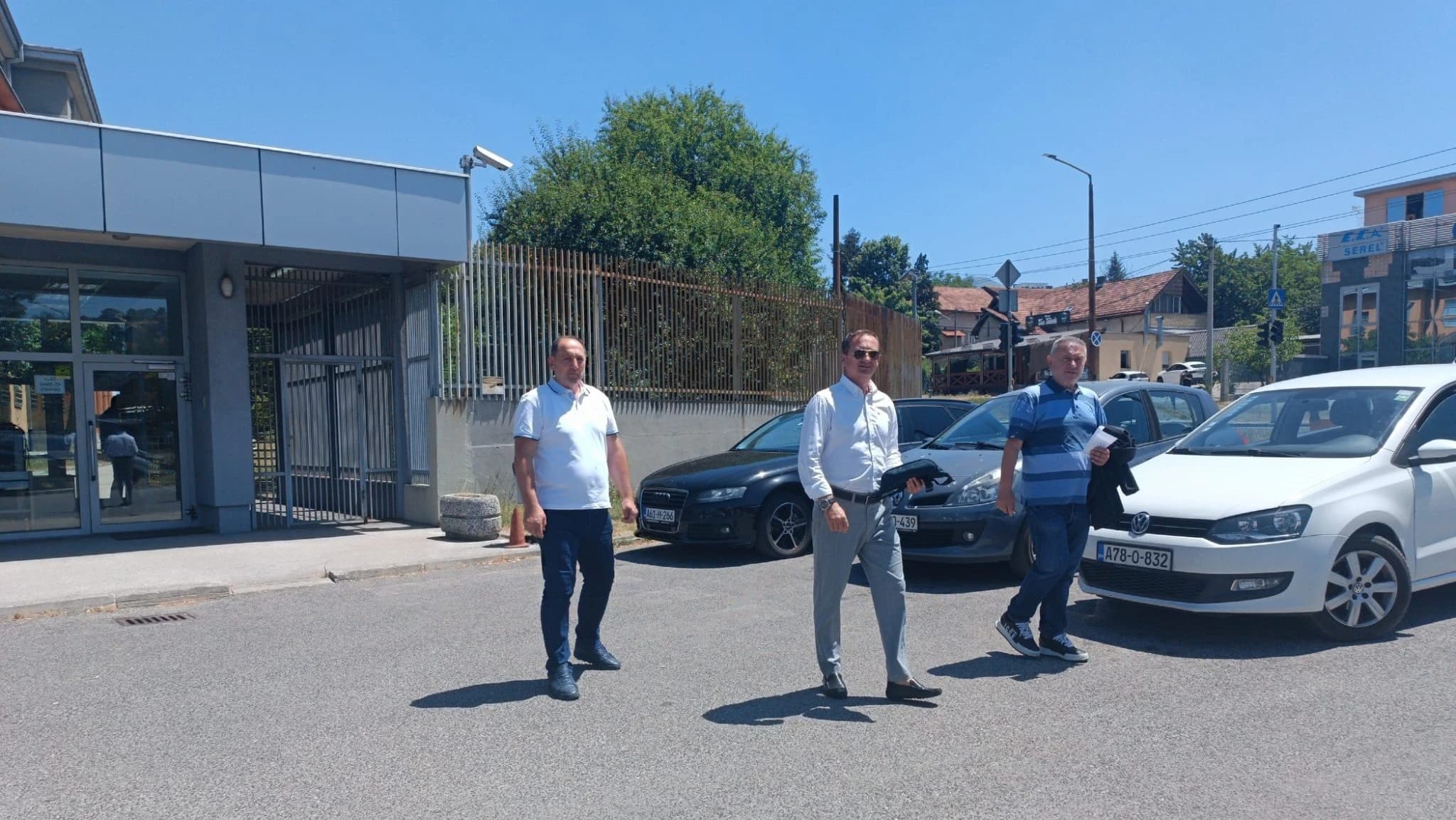 Enes Jahić (u sredini) ispred Suda BiH