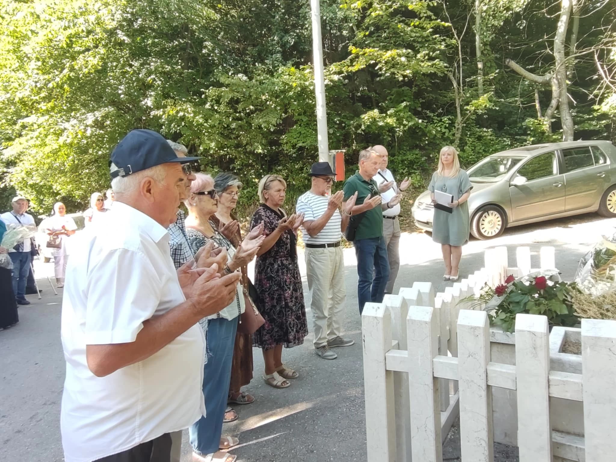 Odavanje počasti ubijenim civilima na Kobiljoj Glavi