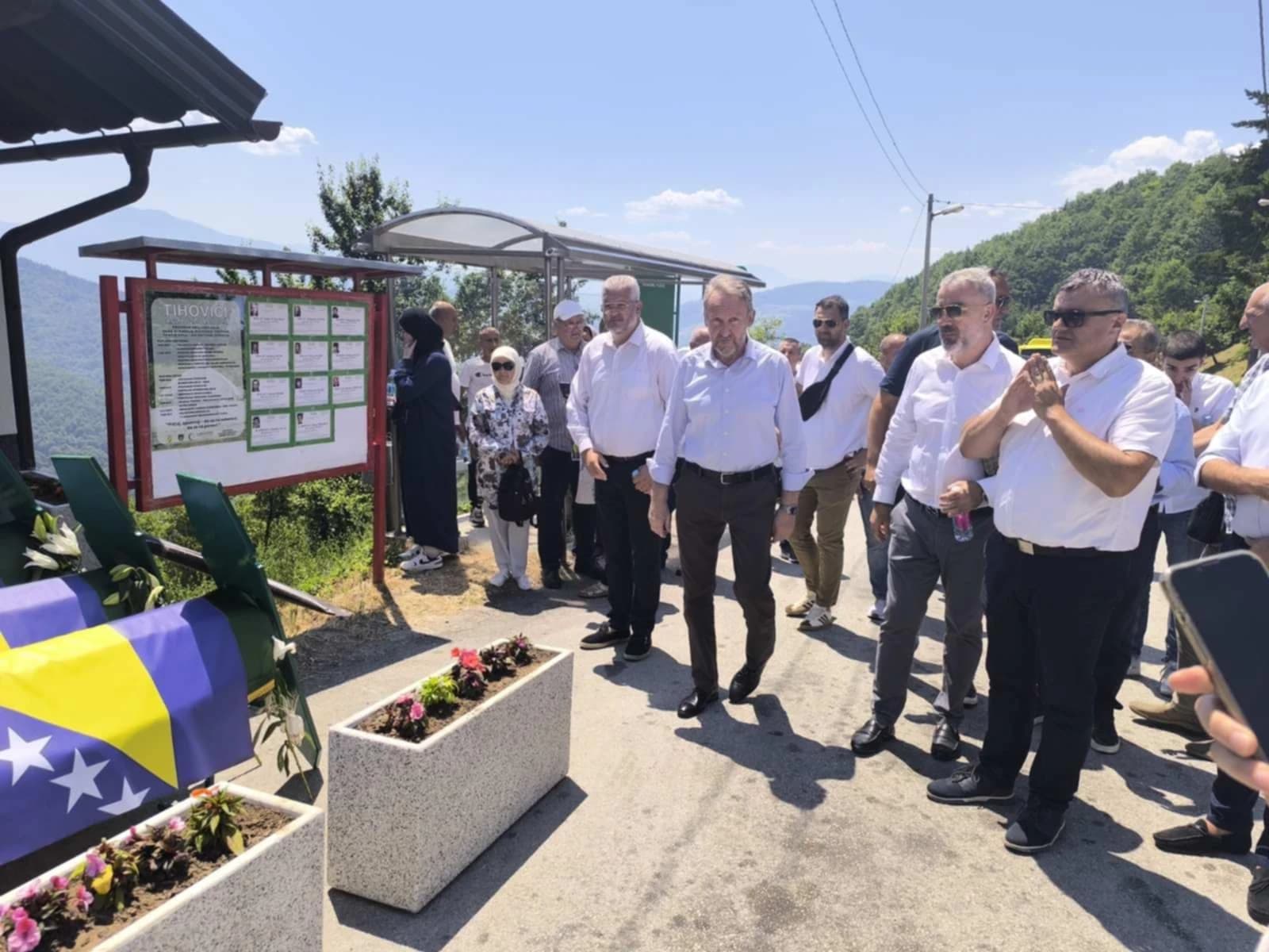 Kolektivna dženaza u Tihovićima