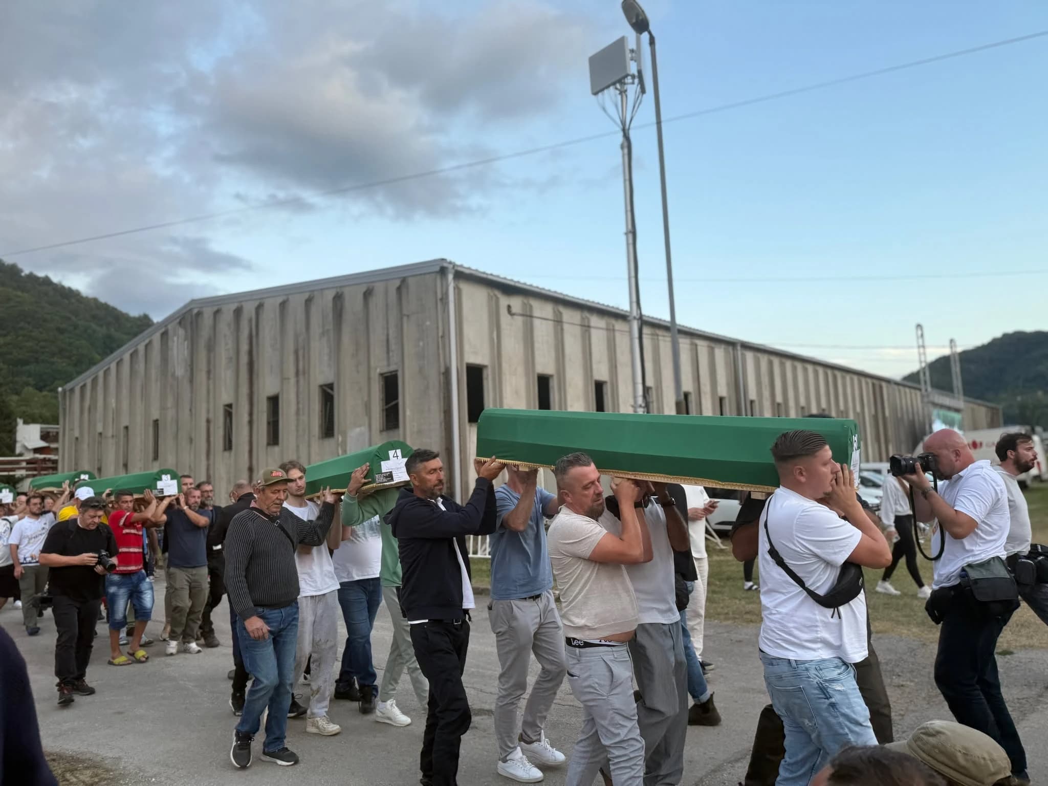 Iznošenje tabuta u Potočarima