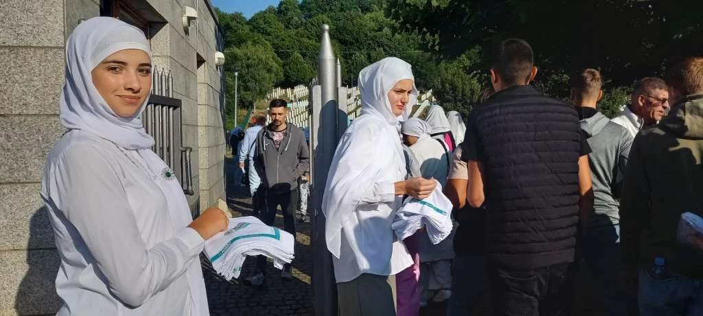 Članice Udruženja Pokret "Majke enklava Srebrenica i Žepa" podijelile bijele marame u Potočarima