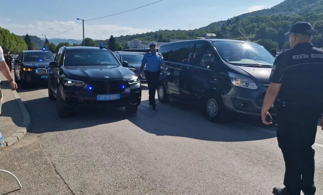 Incident na ulazu u MC Srebrenica: Oštećeno Schmidtovo službeno vozilo, policija tražila da ga pomjere zbog gužve
