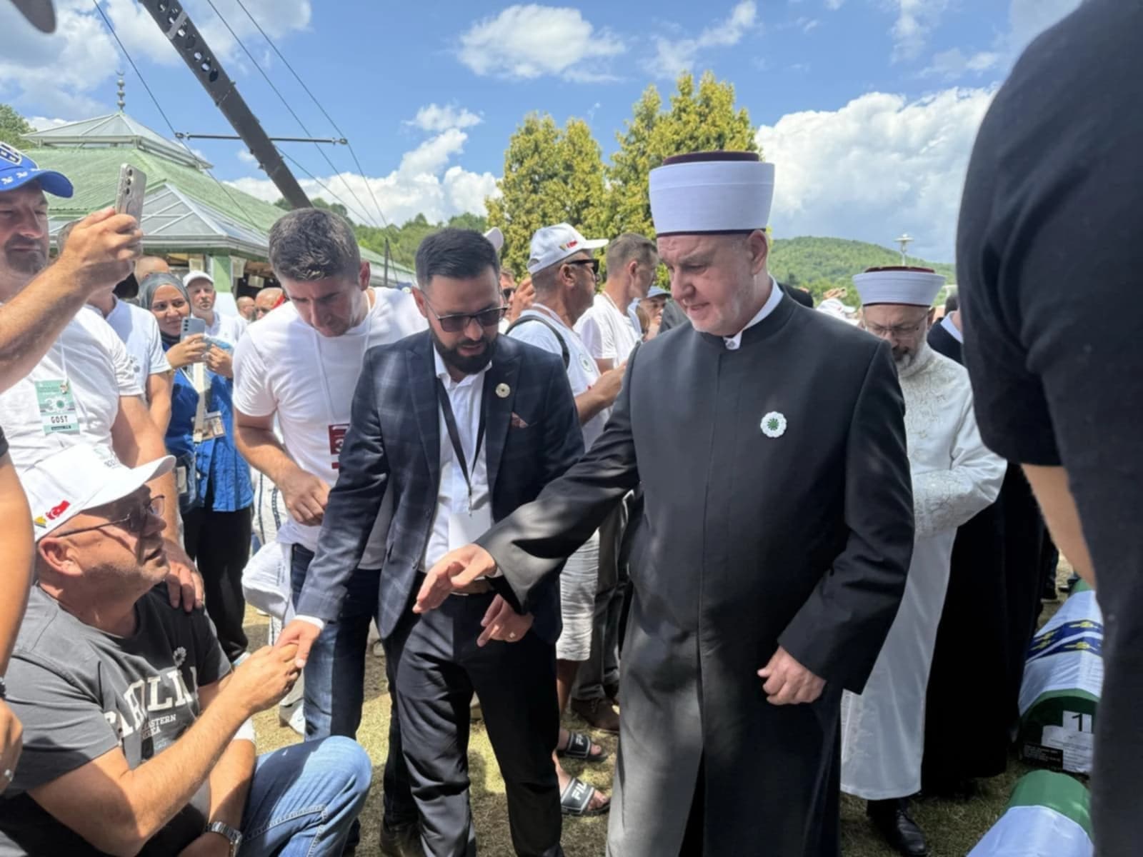 Reisu-l‑ulema Husein ef. Kavazović sa porodicama žrtava genocida u Potočarima