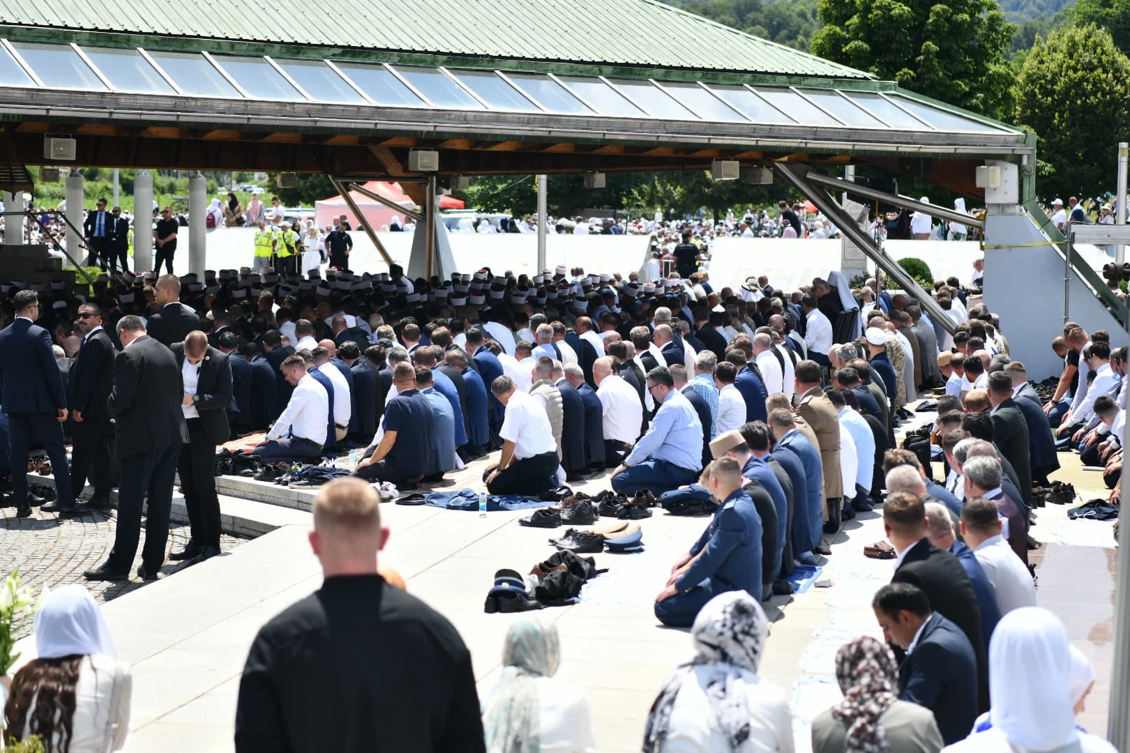 Trideseta godišnjica genocida: Klanjana je dženaza šehidima - Senajidu, Harizu, Fati, Hasibu, Sejdaliji, Rifetu i Amiru