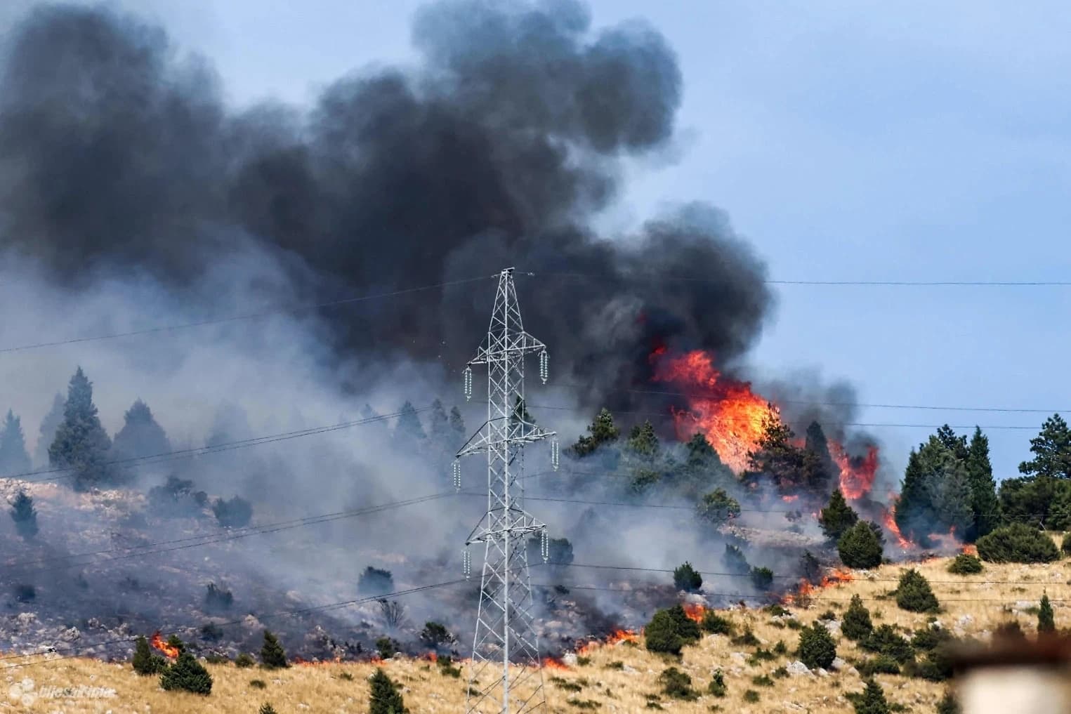 Požar u Mostaru i dalje se širi, na teren upućen helikopter OSBiH