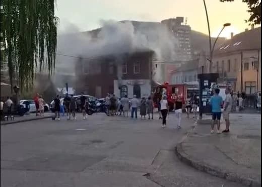 Požar u centru Zenice, zapalio se fast food