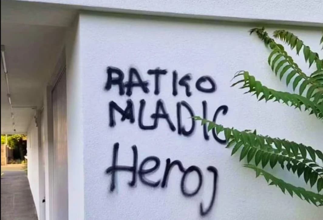 Na zidu centra Islamske zajednice Bošnjaka u švicarskom Aargau osvanuo grafit koji veliča Ratka Mladića