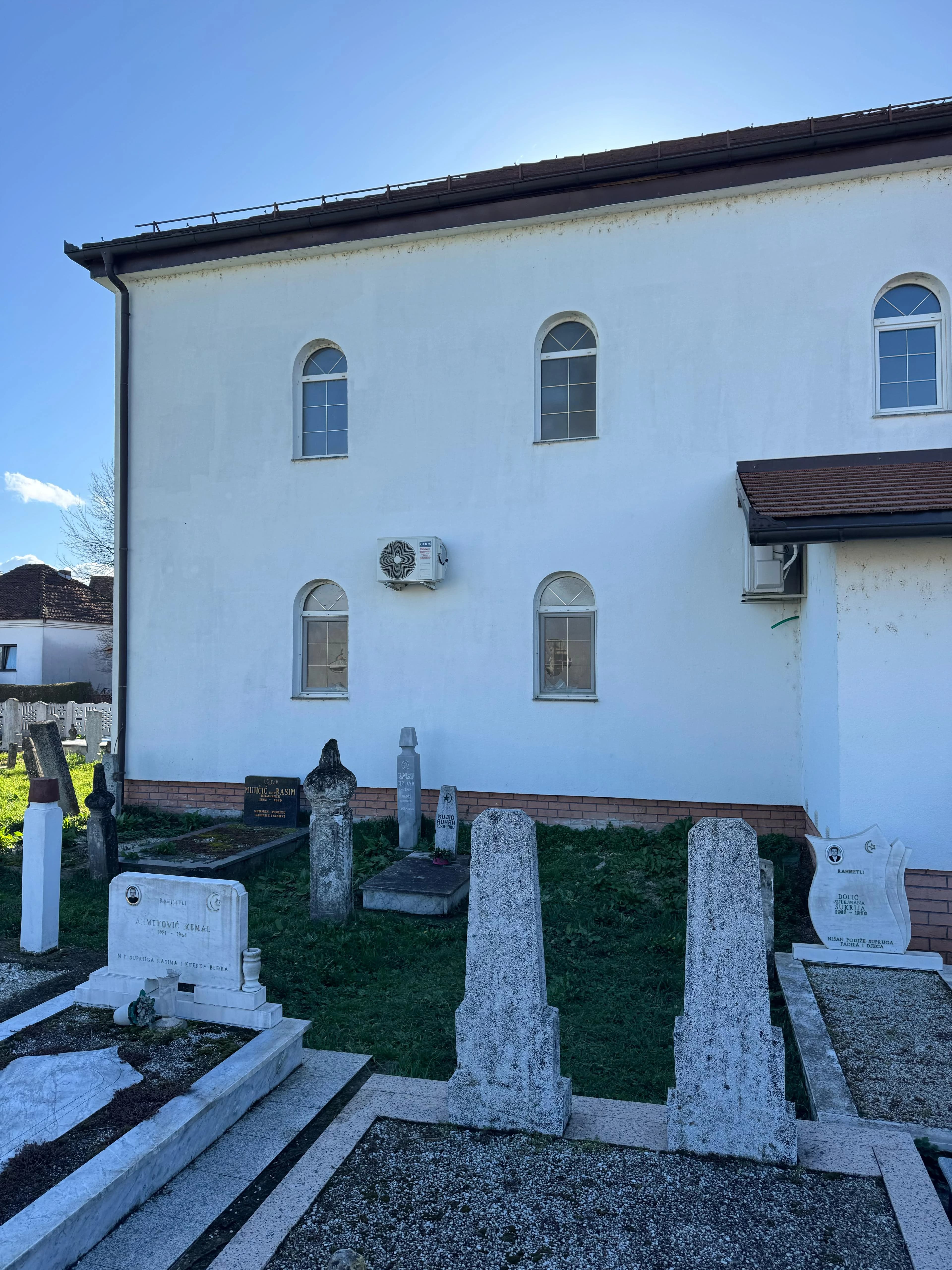 Identifikovana maloljetna osoba koja je u martu polupala stakla na džamiji u Bosanskoj Dubici
