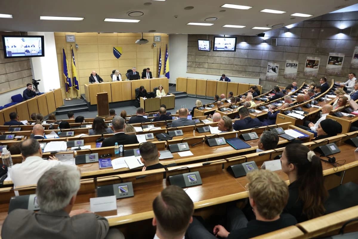 Delić u Zastupničkom domu: Penzioni sistem postao socijalni mehanizam; Opozicija: Ljudi jedva preživljavaju