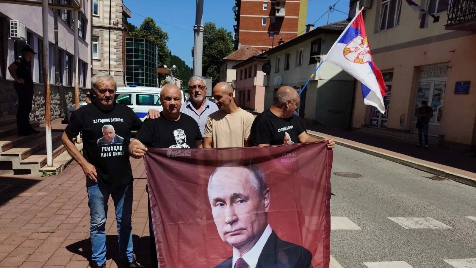 Vojin Pavlović u majici s likom Draže Mihailovića ponovo na skupu gdje se negira genocid